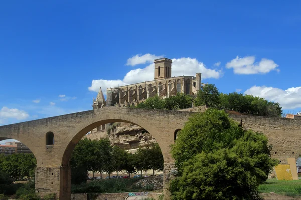 Katedral ve Ortaçağ bridge uygulamasında Manresa, Barcelona Eyaleti, İspanya