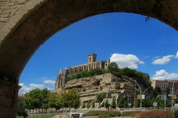 Katedrális és a középkori híd Manresa, Barcelona tartományban, Spanyolország — Stock Fotó