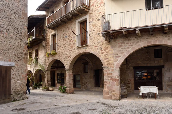 Plaza de Els Valls, Santa Pau, provincia de Girona, España — Foto de Stock