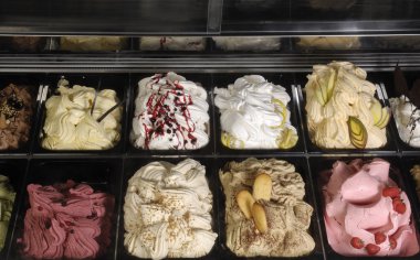 bir buzdolabında birkaç dondurma