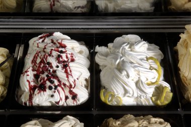 yoğurt, sorbe, kırmızı meyve dondurma