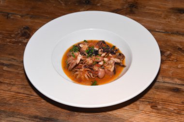 Bir tabak içinde soslu ahtapot