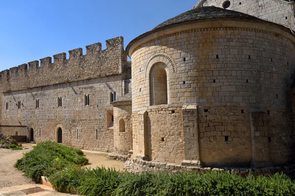 Apsis en de gotische façade van het klooster van Vilabertran, — Stockfoto