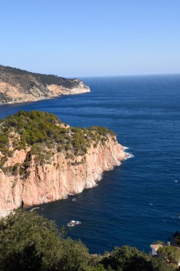 Begur kıyısında arka planda Fornells bağlantı noktası, Costa Brava, Girona Eyaleti, İspanya görüntülemek.
