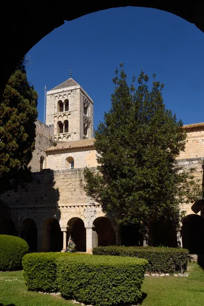 Mosteiro românico de Santa Maria de Vilabertran, (do claustro) Alt Emporda, província de Girona, Espanha — Fotografia de Stock