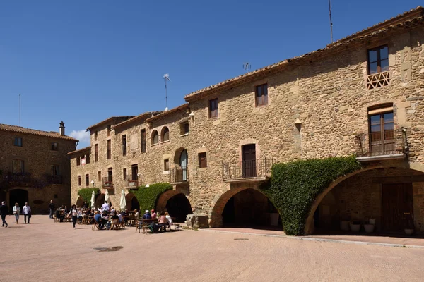 Praça da cidade de Monells, Baix Emporda, Girona, província, Catalunha, Espanha — Fotografia de Stock