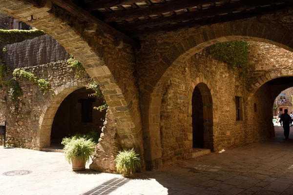 Calle de Arco y plaza Oli del pueblo de Monells , — Foto de Stock