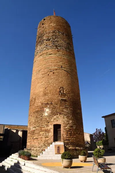 Церква клубі середньовічної башти Baix Emporda, село Cruilles, — стокове фото