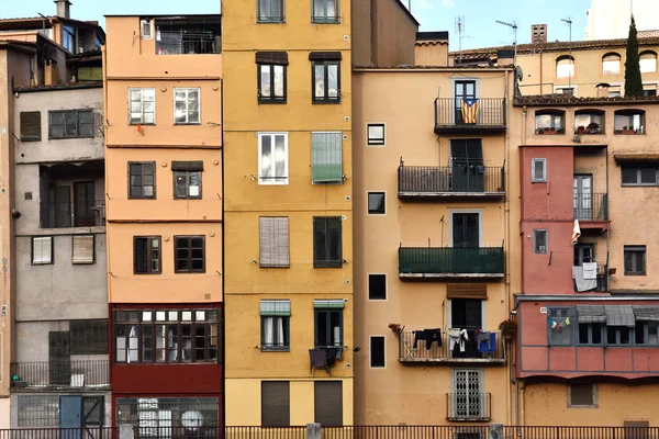 Részlet a Giro városban Onyar folyó színes házak — Stock Fotó