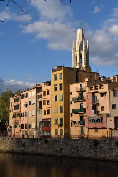 Maisons dans les arbres à Gérone, Catalogne, Espagne — Photo