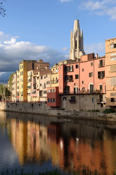 Színes házak az Onyar-folyó és a templom Sant Feliu, Girona, Katalónia, Spanyolország — Stock Fotó