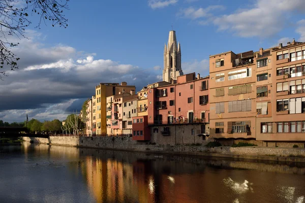 Színes házak az Onyar-folyó és a templom Sant Feliu, Girona, Katalónia, Spanyolország — Stock Fotó