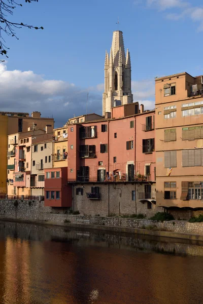 Maisons colorées sur la rivière Onyar et église de Sant Feliu, Gérone, Catalogne, Espagne — Photo