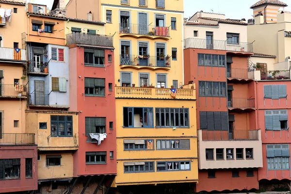 スペイン、カタルーニャ州、ジローナの街で Onyar 川のカラフルな家の詳細. — ストック写真