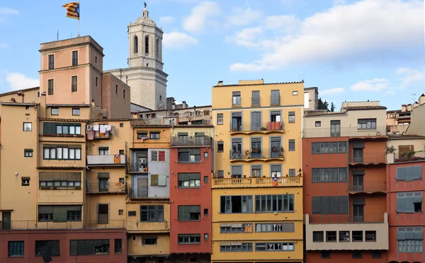 Casas coloridas no rio Onyar e Catedral, Girona, Catalão — Fotografia de Stock