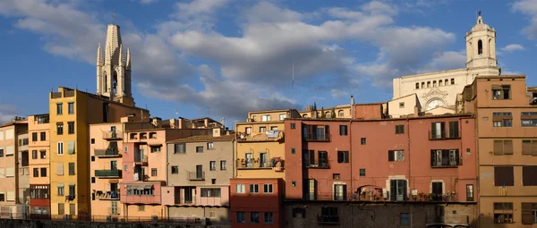 Casas coloridas no rio Onyar e igreja de Sant Feliu e Catedral, Girona, Catalunha, Espanha — Fotografia de Stock