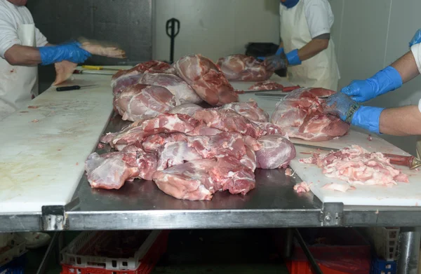 Trabajadores de jamones deshuesados en una industria cárnica — Foto de Stock