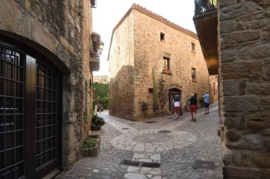 Eski ortaçağ köyü Pals, Girona 'nın sokakları ve kemerleri, Katalonya, İspanya