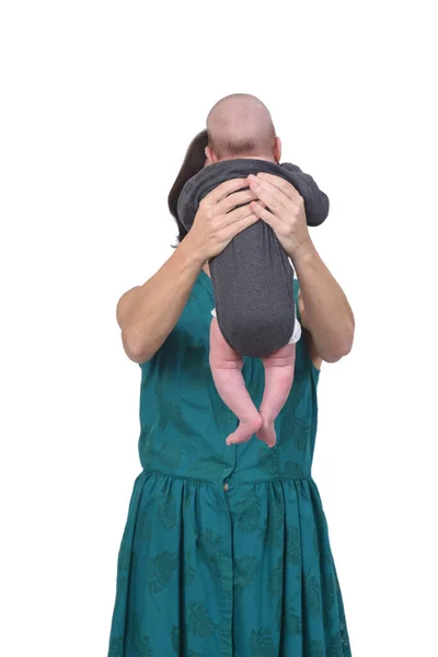 Beyaz Arka Planda Bebeği Kaldıran Bir Annenin Görüntüsü — Stok fotoğraf