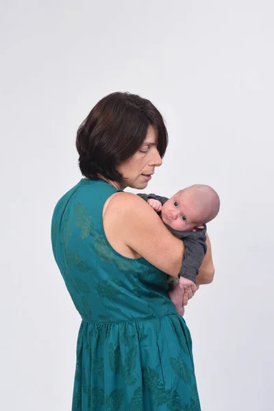 Beyaz Arka Planda Bebeği Olan Bir Annenin Dikiz Aynası — Stok fotoğraf