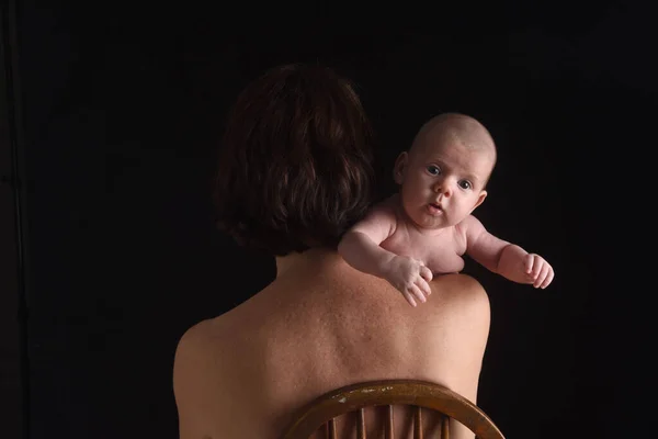 Matka Drží Svého Syna Černém Pozadí — Stock fotografie