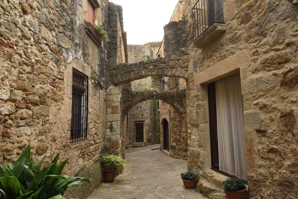 Eski ortaçağ köyü Pals, Girona 'nın sokakları ve kemerleri, Katalonya, İspanya