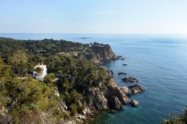 Arka planda Castell plajı yakınlarındaki manzara Formigues Adaları, Palamos, Costa Brava, Girona ili, Katalonya, İspanya