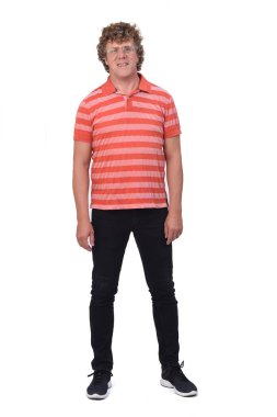 Kıvırcık saçlı ve beyaz geçmişli bir adamın tam portresi.,