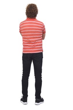 Kıvırcık saçlı, beyaz arkaplan ve kollarını kavuşturmuş bir adamın tam portresinin arkası. 