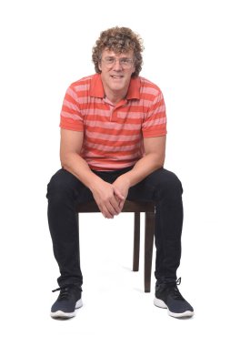 Beyaz arka planda oturan kıvırcık bir adamın portresi.,