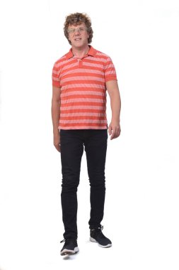 Beyaz arka planda yürüyen kıvırcık saçlı bir adamın ön görüntüsü