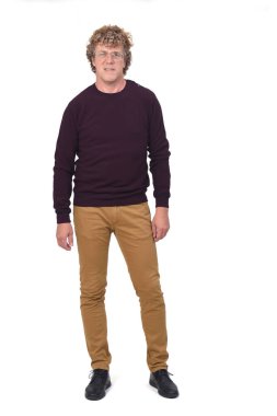 Bir adamın tam portresi, kıvırcık saçlı ve beyaz arkaplan