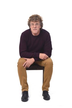 Beyaz arka planda oturan adam, 