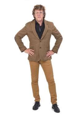 Beyaz arka planda bir adamın tam portresi