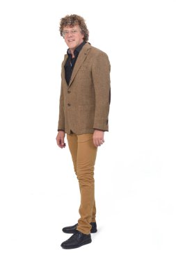 Beyaz arka planda spor ceketli orta yaşlı bir adamın yan görünüşü,