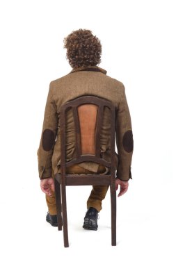 Beyaz arka planda sandalyede oturan ceketli orta yaşlı adamın dikiz aynası., 