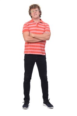 Kıvırcık saçlı, beyaz arkaplan ve kollarını kavuşturmuş bir adamın tam portresi.