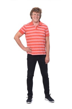 Kıvırcık saçlı, beyaz arkaplan ve el ele tutuşan bir adamın tam portresi.