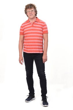 Kıvırcık saçlı ve beyaz geçmişli bir adamın tam portresi.,