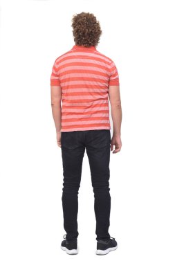 Kıvırcık saçlı ve beyaz arkaplanı olan bir adamın tam portresinin arkası.,