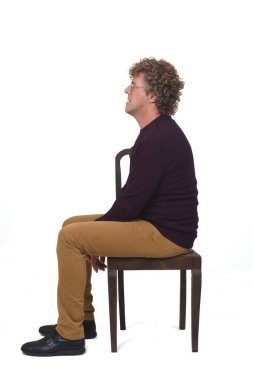 Beyaz arka planda oturan bir adamın kenar görüntüsü