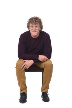 Beyaz arka planda oturan bir adamın ön görüntüsü