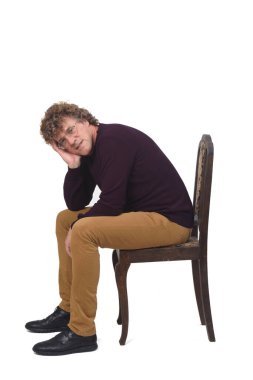 Beyaz arka planda oturan bir adamın kenar görüntüsü, 