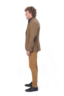 Beyaz arka planda spor ceketli orta yaşlı bir adamın yan görünüşü,