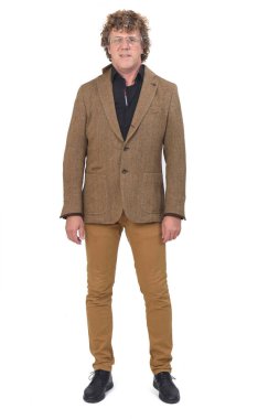 Beyaz arka planda bir adamın tam portresi