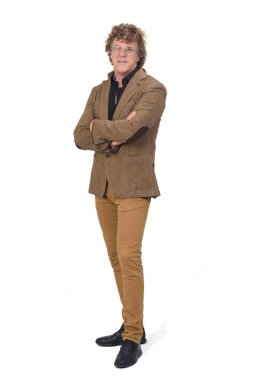 Beyaz arka planda spor ceketli orta yaşlı bir adamın ön görüntüsü