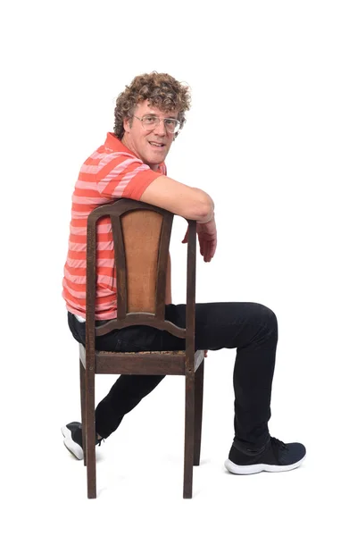 Vollständiges Porträt Eines Lockigen Mannes Der Auf Weißem Hintergrund Sitzt — Stockfoto