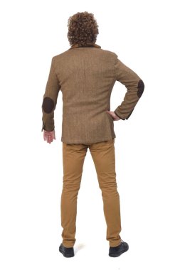 Beyaz arka planda ceketi olan orta yaşlı bir adamın arka planı, elleri kalçasında