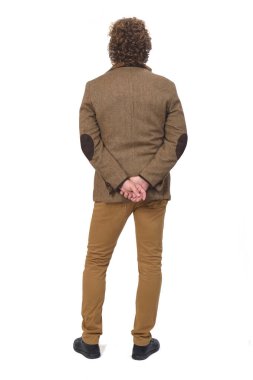 Beyaz arka planda spor ceketli orta yaşlı bir adamın arka planı.