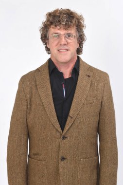 Beyaz arka planda spor ceketli orta yaşlı bir adamın portresi., 